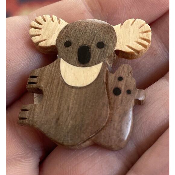 ADORABLE Carved Wooden Koala with baby Koala On Back Brooch Pin Hat Pin Lapel - Picture 1 of 4